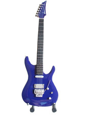 Guitare miniature violette
