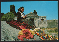 Costumi sardi - Donna in abito tradizionale con chiesa sullo sfondo (anni '70)