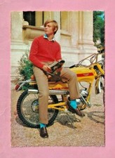 JEUNE HOMME ET CYCLOMOTEUR