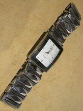 vecchio orologio da polso SK QUARTZ Stainless Steel Back Water Resistant metallo