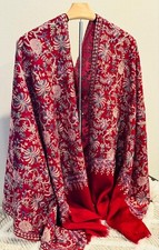 Scialle lana rosso ricamato