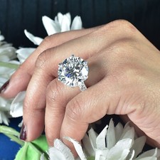 Anello solitario con diamanti