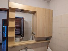 Mobile bagno con specchio, illuminazione, porta asciugamani, mensole ed ante