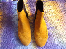 Scarpe stivaletti in nabuk alte 15 cm. tacco 13 mm. Usate poco in ottimo stato