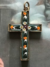 Antico ciondolo croce religiosa micro mosaico con fiori originale d'Italia