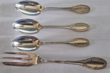 4 pezzi di posate sono 3