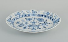 Meissen, piatto ovale Blue Onion in porcellana. Circa 1900.