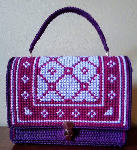 Borsa uncinetto ricamo su - e,