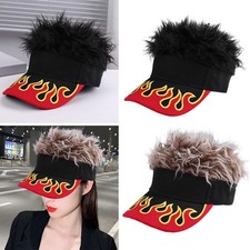 Cappello con visiera e capelli