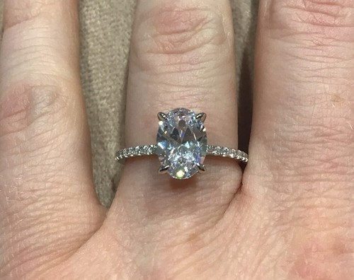 Anello ovale con diamanti