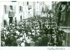 1953 MANTOVA Folla nelle vie