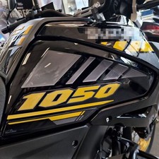 ADESIVI 3D PROTEZIONI LATERALI COMPATIBILI CON SUZUKI V-STROM 1050 XT 2022 ORO