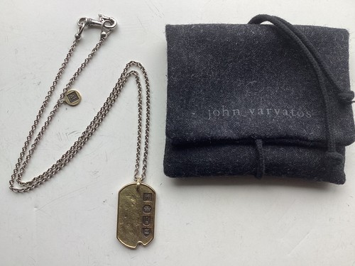 Collana con ciondolo targhetta