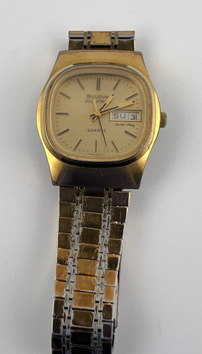Bulova accutron quartz 1977 - bulova,
