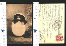 BAMBINO BIONDO IN FRAC RITRATTO MENTRE ESCE DA UN UOVO- PARTICOLARE - 27831