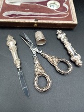 Antico Set Da Cucito , Scatola Legno , Forbici, Porta Aghi, Epoca 800