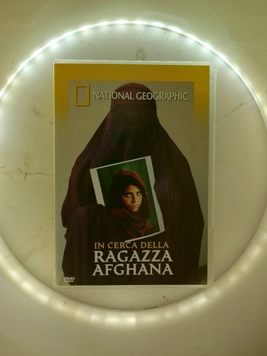 Cerca della ragazza afghana - in,