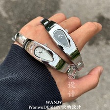 NUOVO Y2K Style Bangle Cuff Watch - Orologio da polso al quarzo giapponese - nero e argento