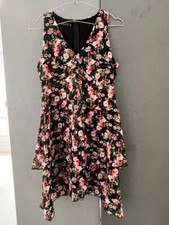 ABITO A BALZE IN TINTA FLOREALE CON BASE NERA SMANICATO. USATO POCHE VOLTE