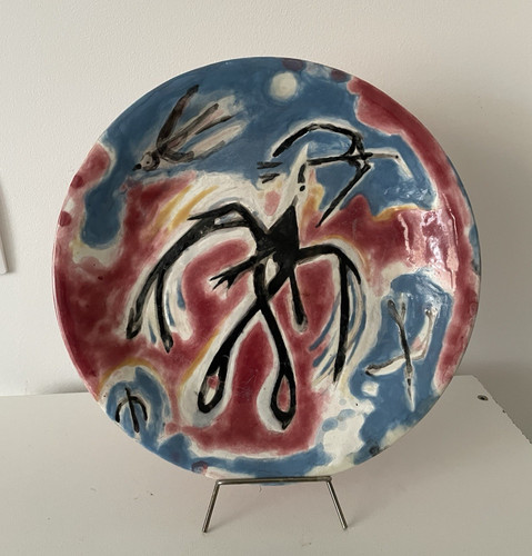 Rare assiette signée - , et