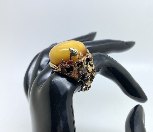 Anello ambra fatto - , mano
