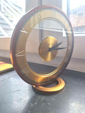 Un piccolo orologio da tavolo