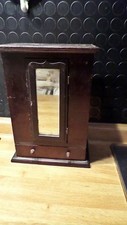 Miniatura di armadio con sportello con specchio e cassetto inferiore in legno di
