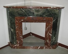 Camino antico ad angolo in marmo bicolore. Epoca inizio del 1900 