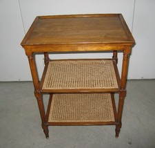 Tavolino in legno di noce a ripiani con paglia di Vienna  Vintage