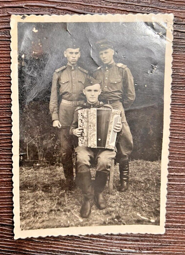 Militare con fisarmonica foto