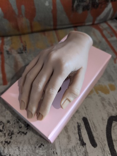Mano pratica unghie silicone