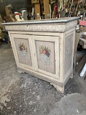 credenza antica decorata