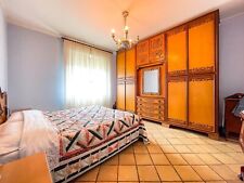 Armadio camera da letto antico e pregiato completo di testata letto e comodini