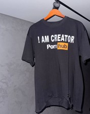T-SHIRT CON ABITO SESSUALE