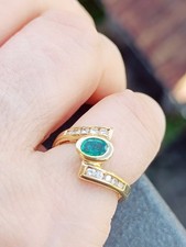 Anello in oro 18 kt con smeraldo 0.40 carati