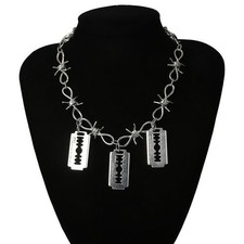 Collana con ciondolo lama rovi