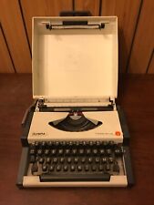 Macchina per scrivere Olympia Traveller de Luxe.