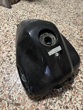 serbatoio Yamaha fz6 colore nero con solo una piccola borchia laterale.