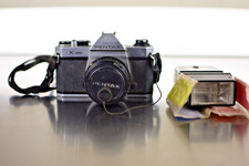 Pentax K 1000 fotocamera reflex pellicola 35 mm con obiettivo 50 mm messa a fuoco manuale NON TESTATA