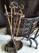 Antico Set per Camino in Ferro Battuto Bronzo Alari Parascintille Servitore RARO