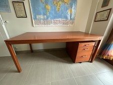 scrivania con cassettiera