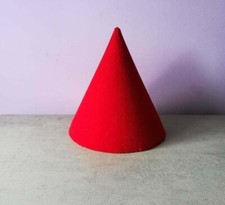 Espositore in velluto rosso a forma di cono