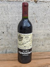 Botella de vino tinto Viña
