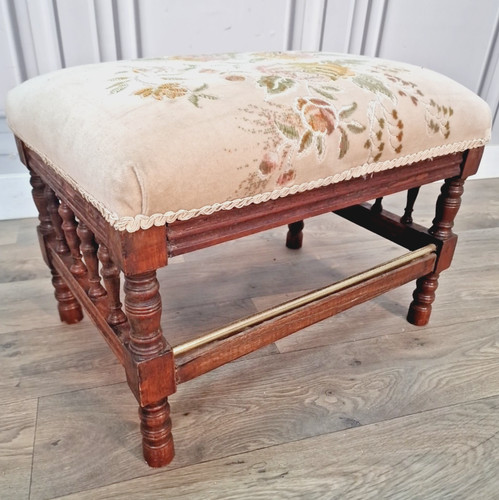 Antico poggiapiedi imbottito - ,