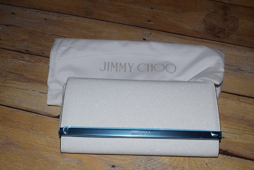 Pochette nuova con etichette