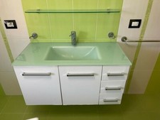 lavandino  in vetro verde con mobile sospeso