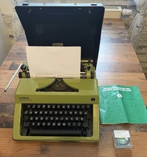 Macchina da scrivere Olympia Monica de Luxe in valigetta