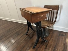 Antica scrivania e sedia