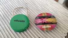 Portachiavi e spilla pubblicitari Olivetti M20 il personal computer a 16 bit