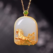 Collana con ciondolo in giada